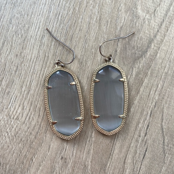 Kendra Scott Elle Gold Drop Earrings in Slate’s Cat Eye (Gray) - Picture 2 of 3